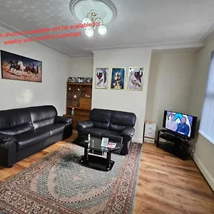 Spacious Two Bedroom House, Parking And Wifi Holiday home Leeds (West Yorkshire)